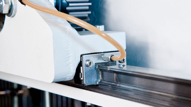 frei programmierbarer Breitenanschlag auf Linearführungen mit dynamischem Servoantrieb frei programmierbarer Breitenanschlag auf Linearführungen mit dynamischem Servoantrieb