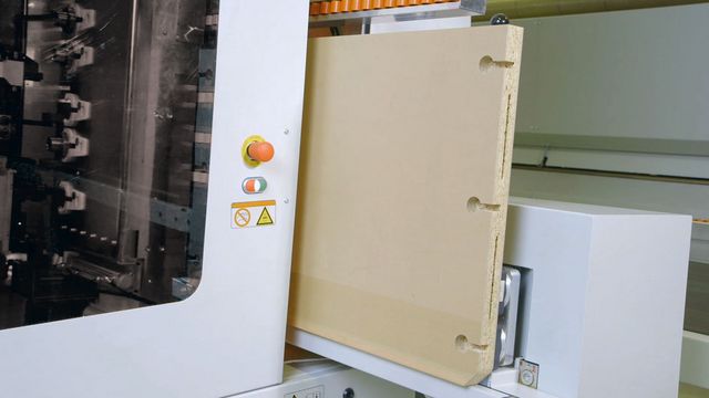 Fully automatic thickness adaptation for workpieces Fully automatic thickness adaptation for workpieces from 8 to 70 mm