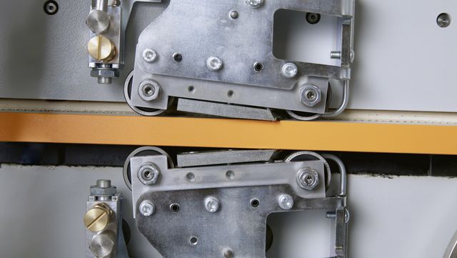 Flat scrapers with pre and post-sensing for high feed rates Flat scrapers with pre and post-sensing for edgebanding
