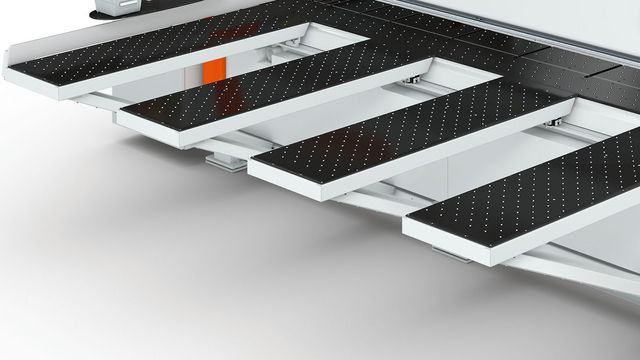 Air cushion tables (1,800 mm) in front of saw Air cushion tables (1,800 mm) in front of saw
