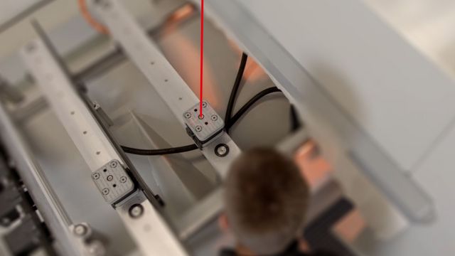 Laser pointers on left and right of machining head Laser pointers on left and right of machining head