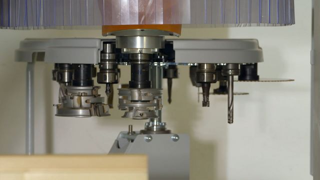Powerful 5-axis cutter unit as “fifth” dimension for wood machining Powerful 5-axis cutter unit: Gimbal-mounted machining head with up to 17 kW