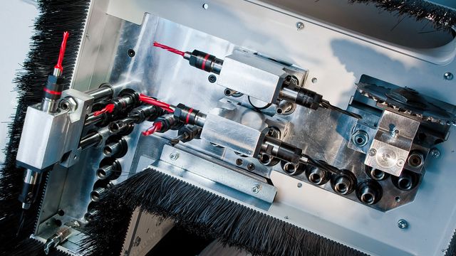 The DYNESTIC is perfectly equipped with integrated drilling heads. Integrated drilling head with 16 or 24 spindles